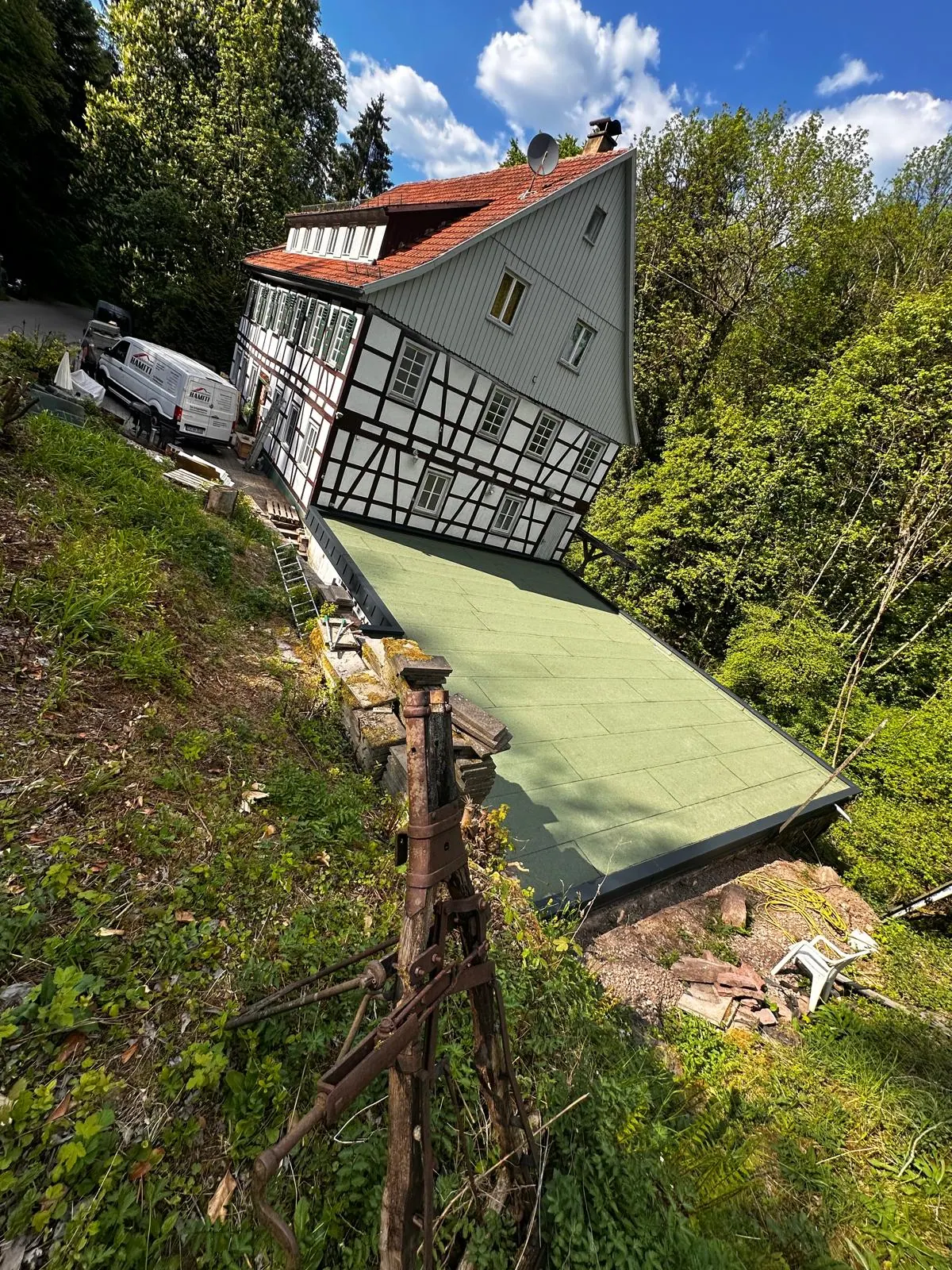 Grünes Flachdach unterhalb eines Fachwerkhauses