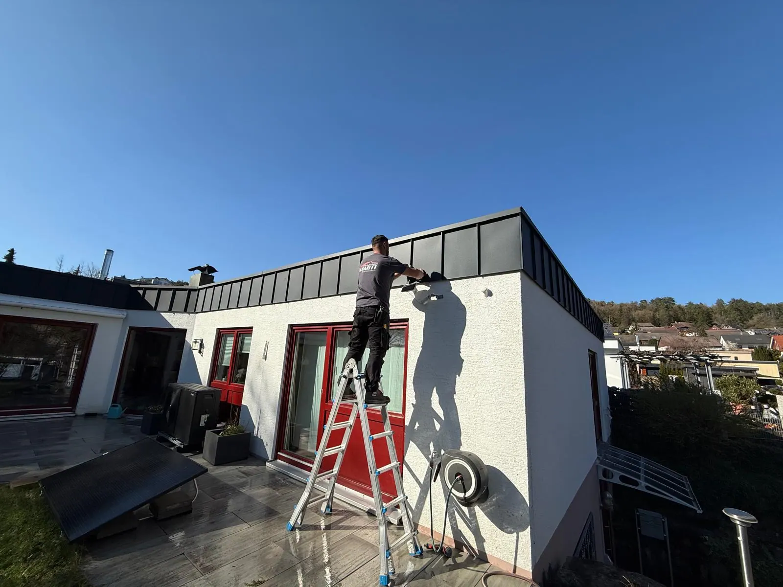 Montage am Dachrand eines Bungalows