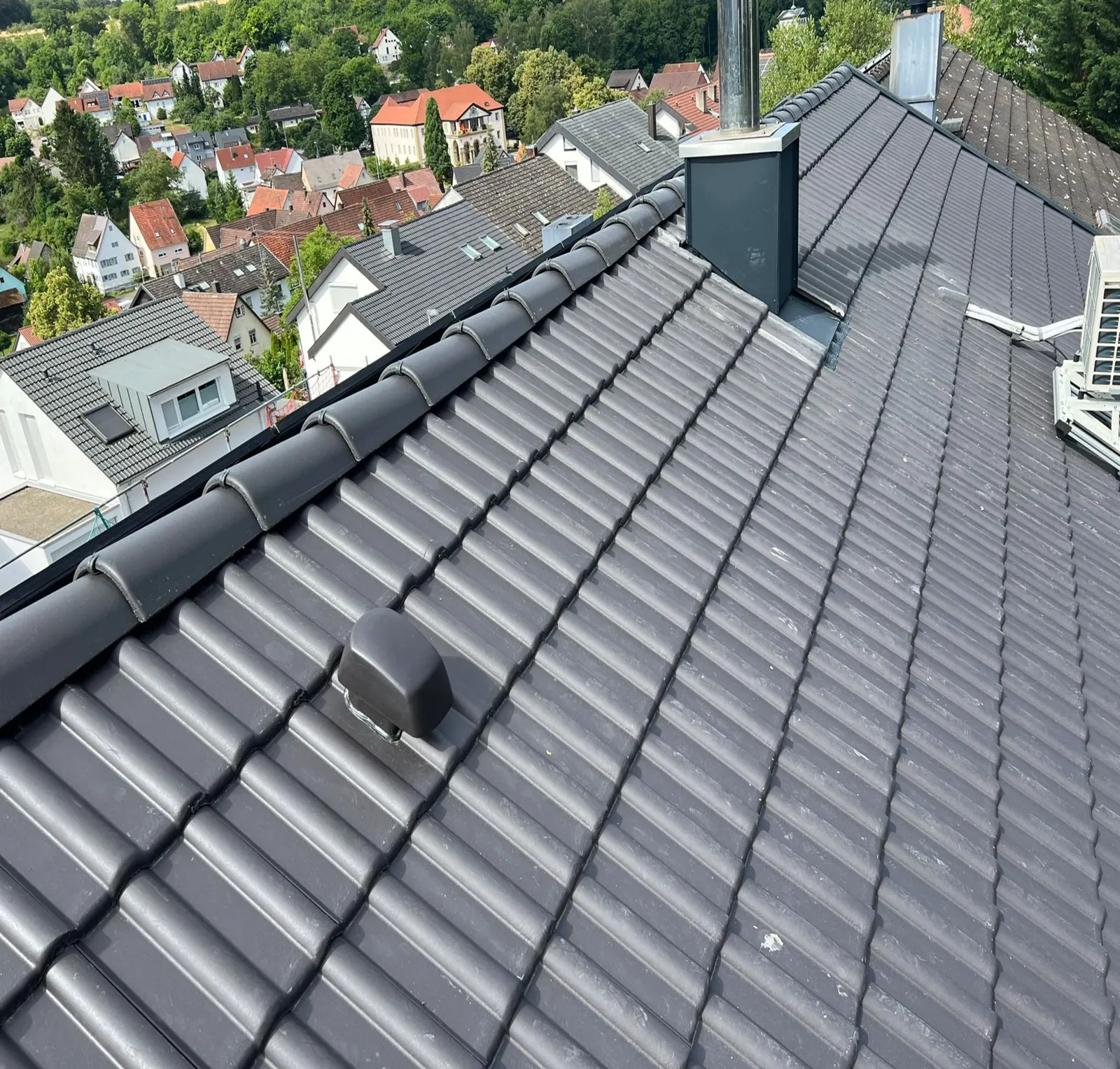 Ziegeldach mit Blick über den Ort